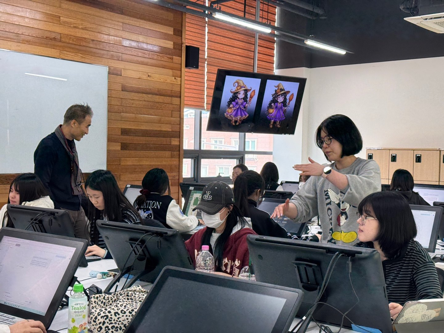 학생들이 태블릿으로 캐릭터 이미지를 만드는 수업 현장